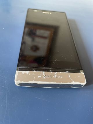 Sony Xperia P - móvil negro y plata