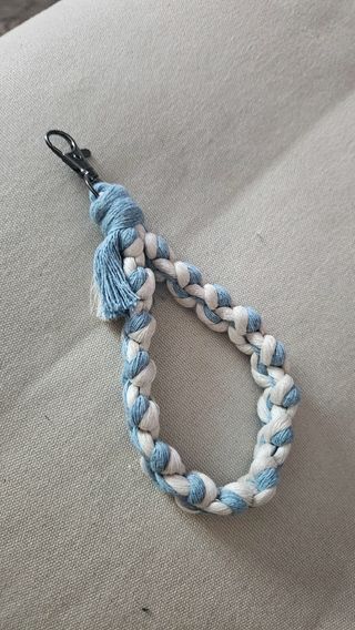Llavero macramé azul y blanco