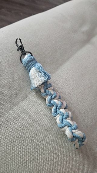 Llavero macramé azul y blanco