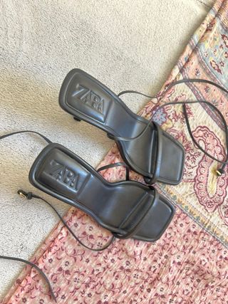 Sandalias Zara negras de tacón 