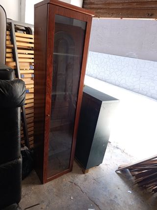 Vitrina madera marrón cristal