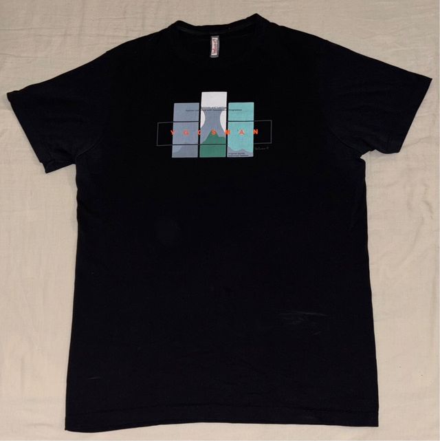 Camiseta negra con estampado