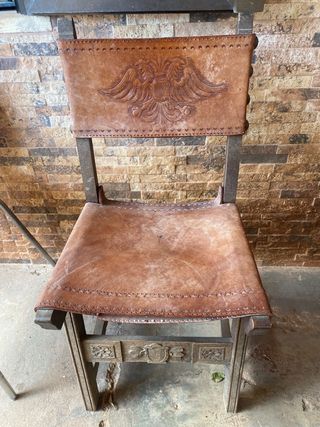 Silla antigua de cuero y madera