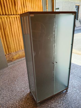 Vitrina moderna gris y marrón