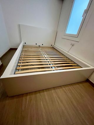 Cama blanca + somier - Prácticamente nueva