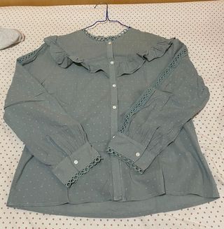 Blusa turquesa con volantes