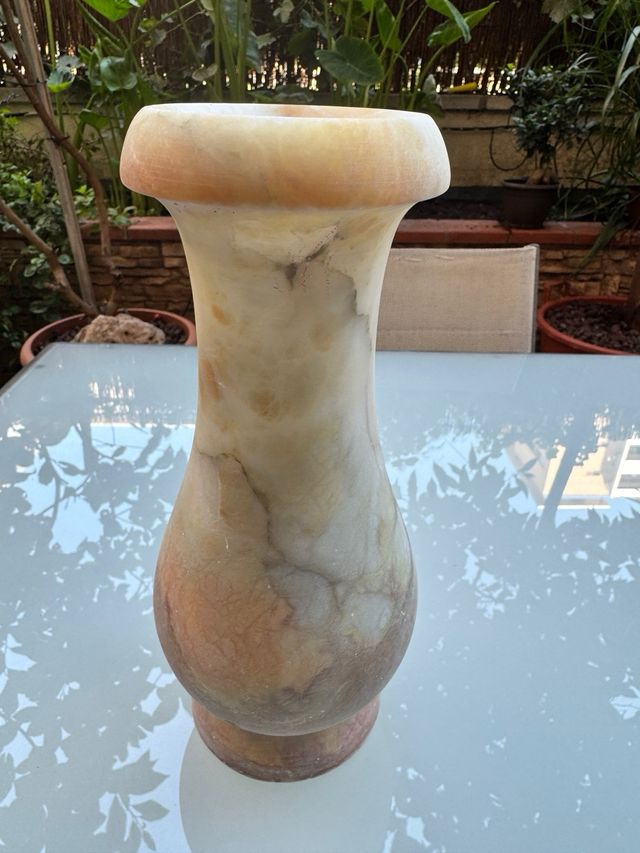 Jarrón mármol translúcido.