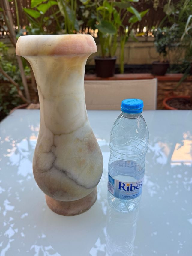 Jarrón mármol translúcido.