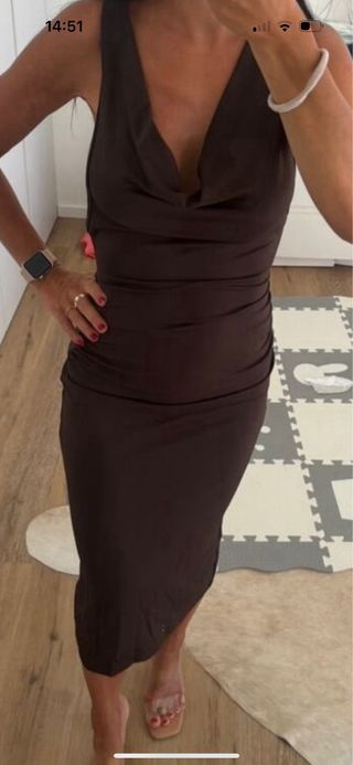 Vestido midi marrón ajustado