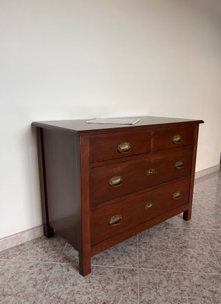 Cassettiera con specchio in legno massello 