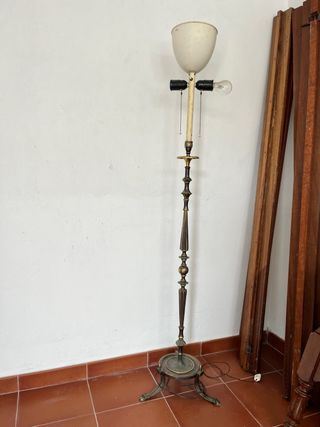 Lámpara pie metal dorada