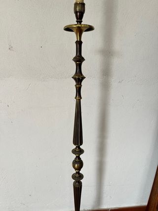 Lámpara pie metal dorada