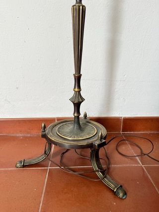 Lámpara pie metal dorada
