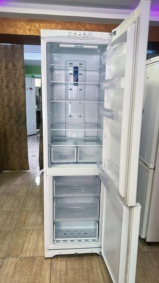 Nevera combi marca indesit no frost clase A+ buen