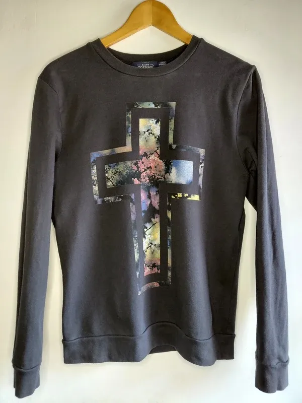 Sudadera estampado Dark Wave cruz flores