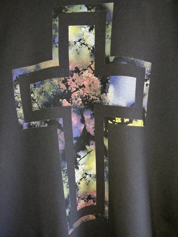 Sudadera estampado Dark Wave cruz flores