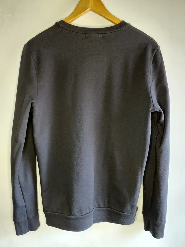 Sudadera estampado Dark Wave cruz flores