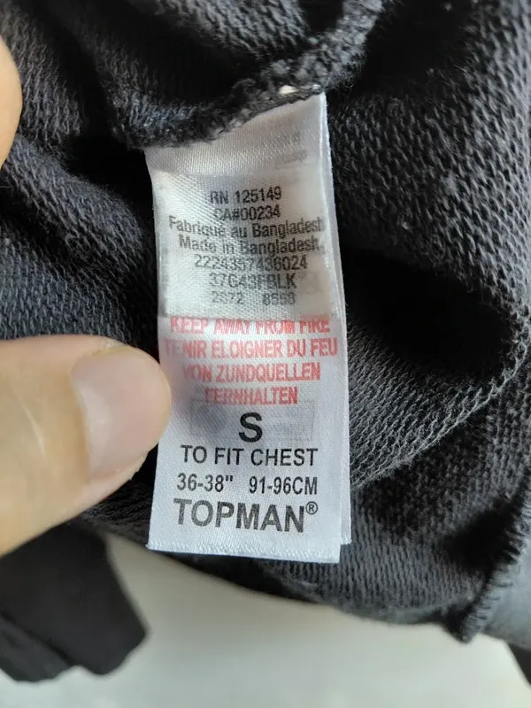 Sudadera estampado Dark Wave cruz flores