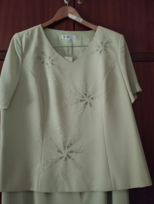 Traje falda larga, cuerpo y foulard