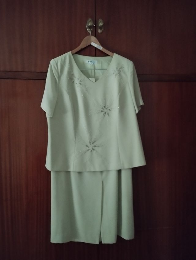 Traje falda larga, cuerpo y foulard