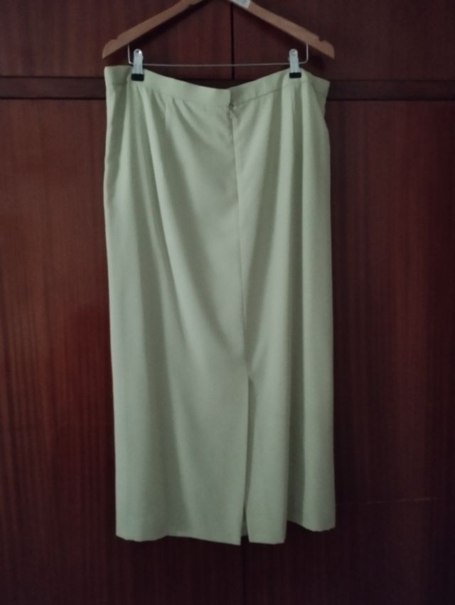 Traje falda larga, cuerpo y foulard