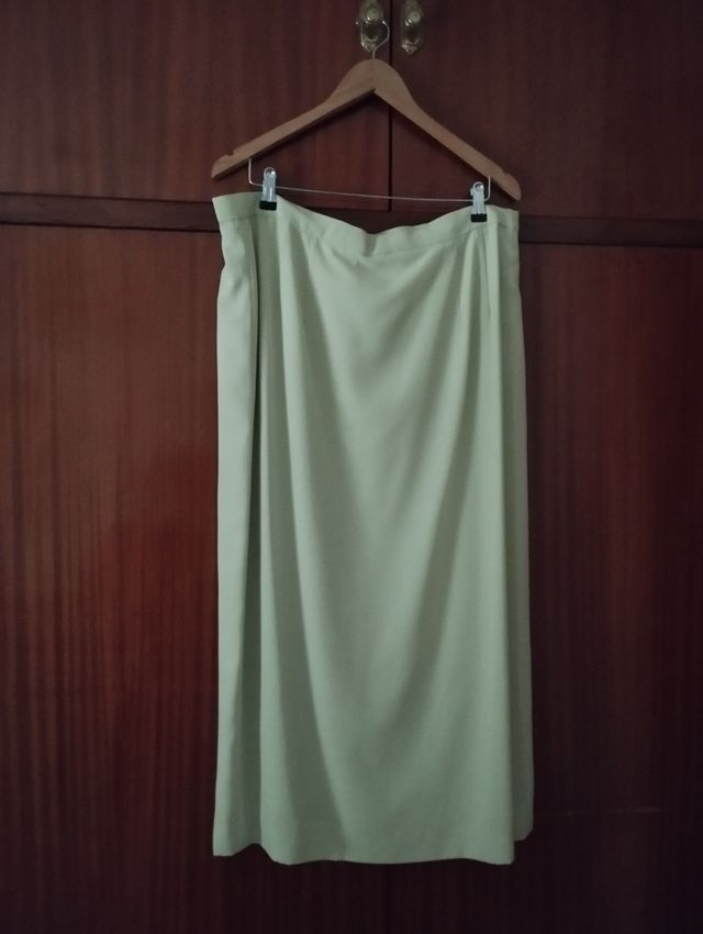 Traje falda larga, cuerpo y foulard