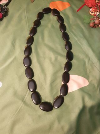 Collar de piedras ovaladas negras
