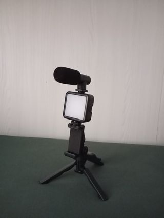 Treppiedi con luce e microfono