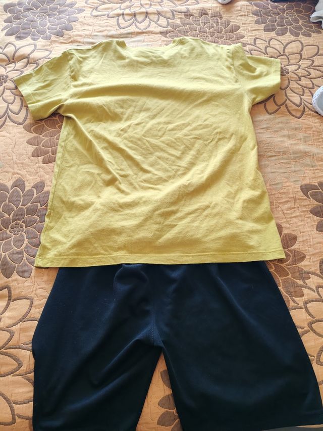 Conjunto camiseta y pantalón deportivo