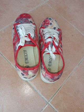 Zapatillas deportivas rojas y blancas