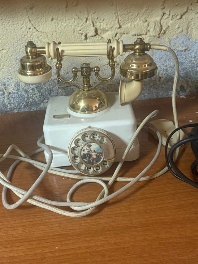 Teléfono antiguo - Retro - Blanco y dorado
