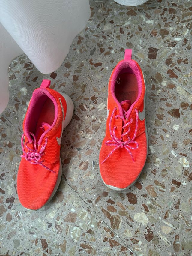 Zapatillas Nike Rosadas y Rojas