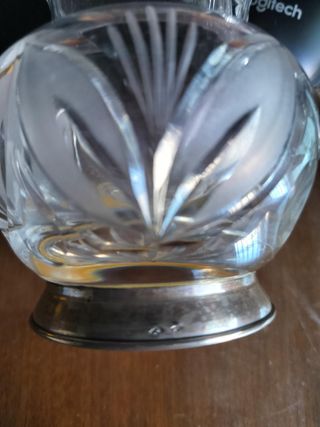 Jarra cristal con excelente tallado y base plata 