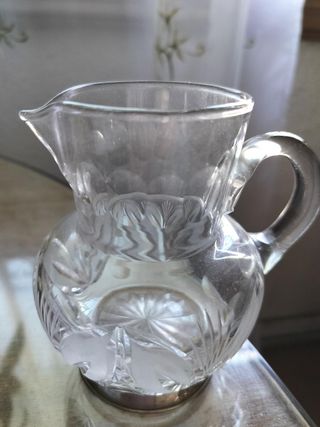 Jarra cristal con excelente tallado y base plata 