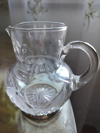 Jarra cristal con excelente tallado y base plata 