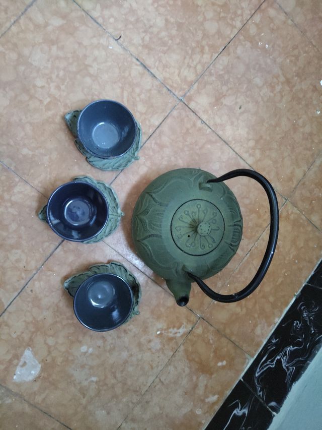 Tetera y tazas té - metal verde