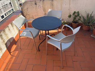 Mesa + 3 sillas exterior. Buen estado