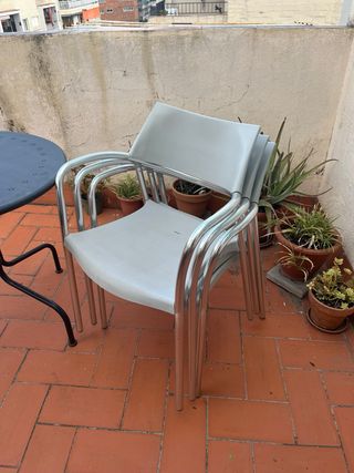 Mesa + 3 sillas exterior. Buen estado