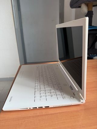 Portatil Toshiba 15.6’’ pulgadas blanco SSD 