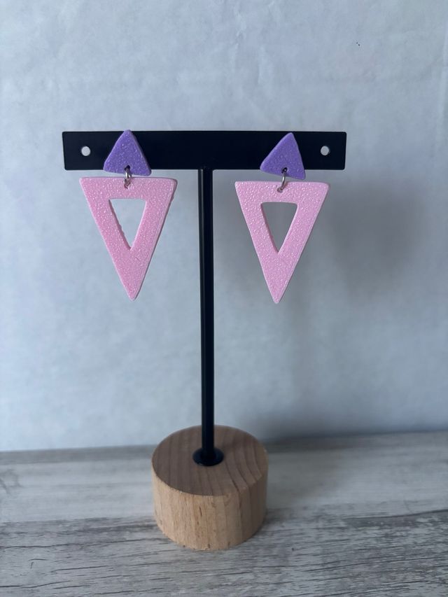 Pendientes triangulares rosa y morado.