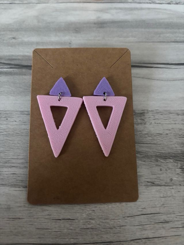Pendientes triangulares rosa y morado.