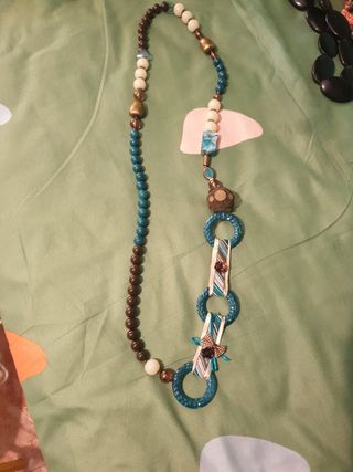 Collar turquesa y marrón