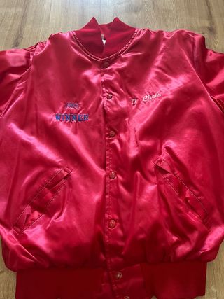 Cazadora roja Richard A. Leslie