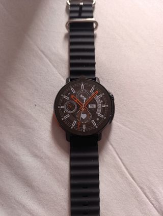 Reloj digital negro y naranja