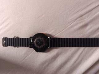 Reloj digital negro y naranja