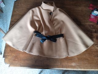 Coprispalle beige con fiocco