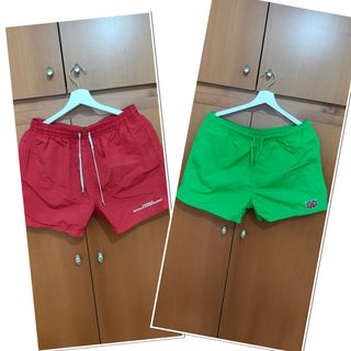 Costumi da bagno stock verde e rosso