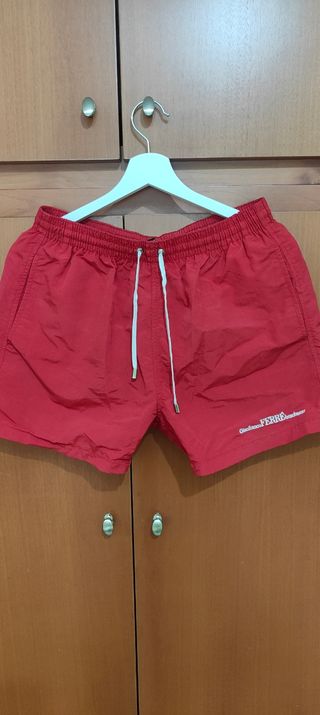 Costumi da bagno stock verde e rosso