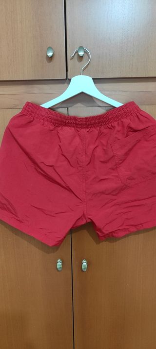 Costumi da bagno stock verde e rosso