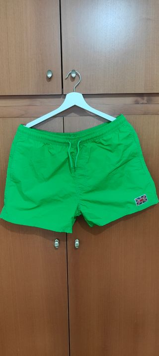 Costumi da bagno stock verde e rosso